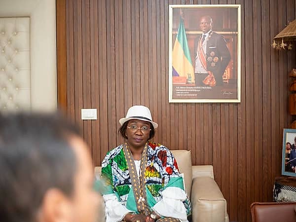 Rencontre officielle entre l'ambassadeur d'Italie et la ministre gabonaise du Tourisme dans un bureau ministériel