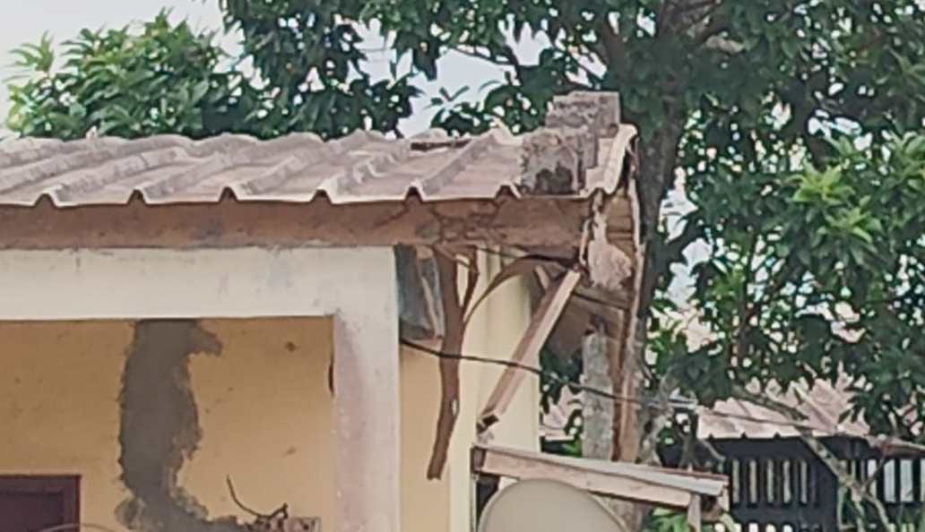 Bâtiments d'un lycée gabonais en zone urbaine de l'intérieur du pays