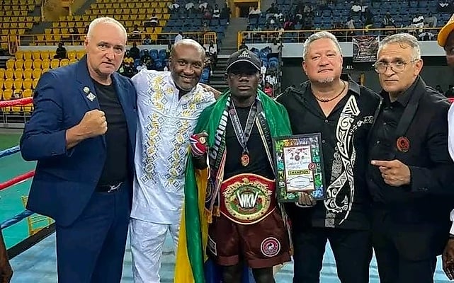 Lilian Raganizo brandit la ceinture de champion d'Afrique WKN sur le ring.