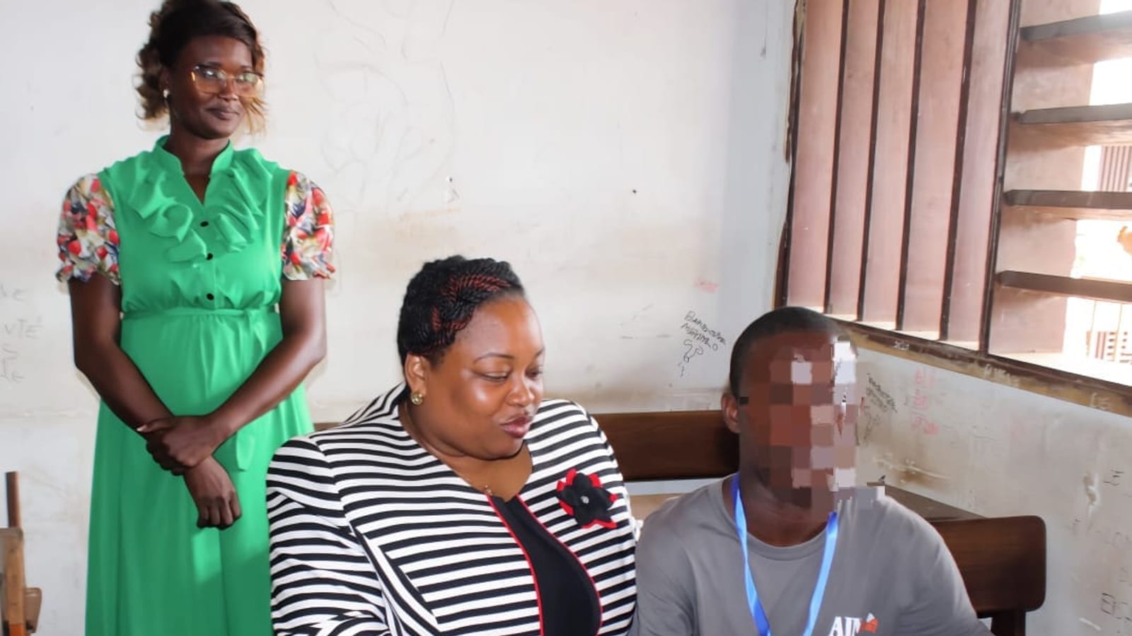 Candidats en train de composer dans une salle d'examen au Gabon