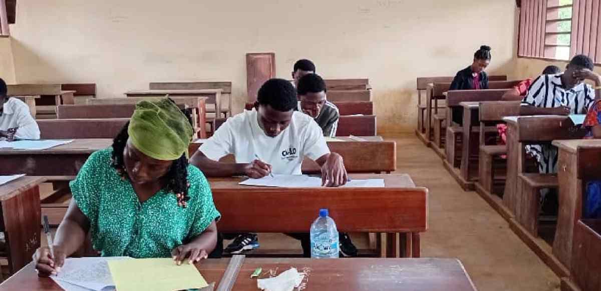 Candidats composant lors d'une épreuve écrite du baccalauréat technologique dans une salle de classe au Gabon