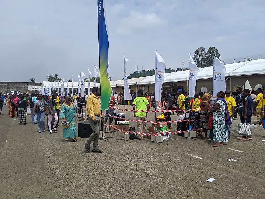 Étals de produits alimentaires installés lors d'un marché temporaire dans un quartier populaire de Libreville