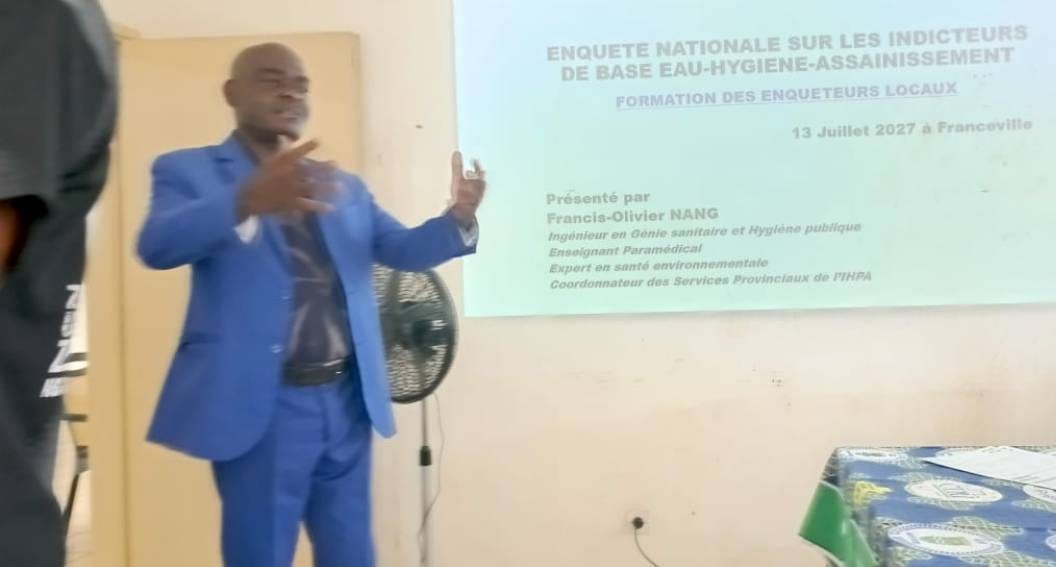 Agents en mission d'enquête sur l'hygiène publique dans une commune gabonaise