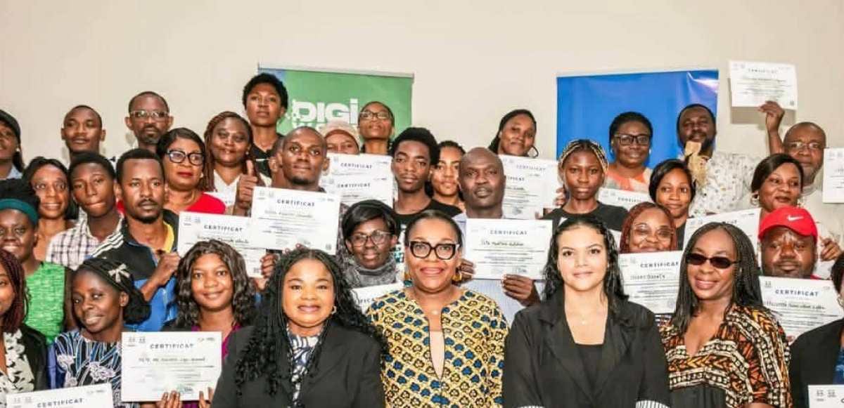 Apprenants assis devant des ordinateurs dans une salle de formation informatique