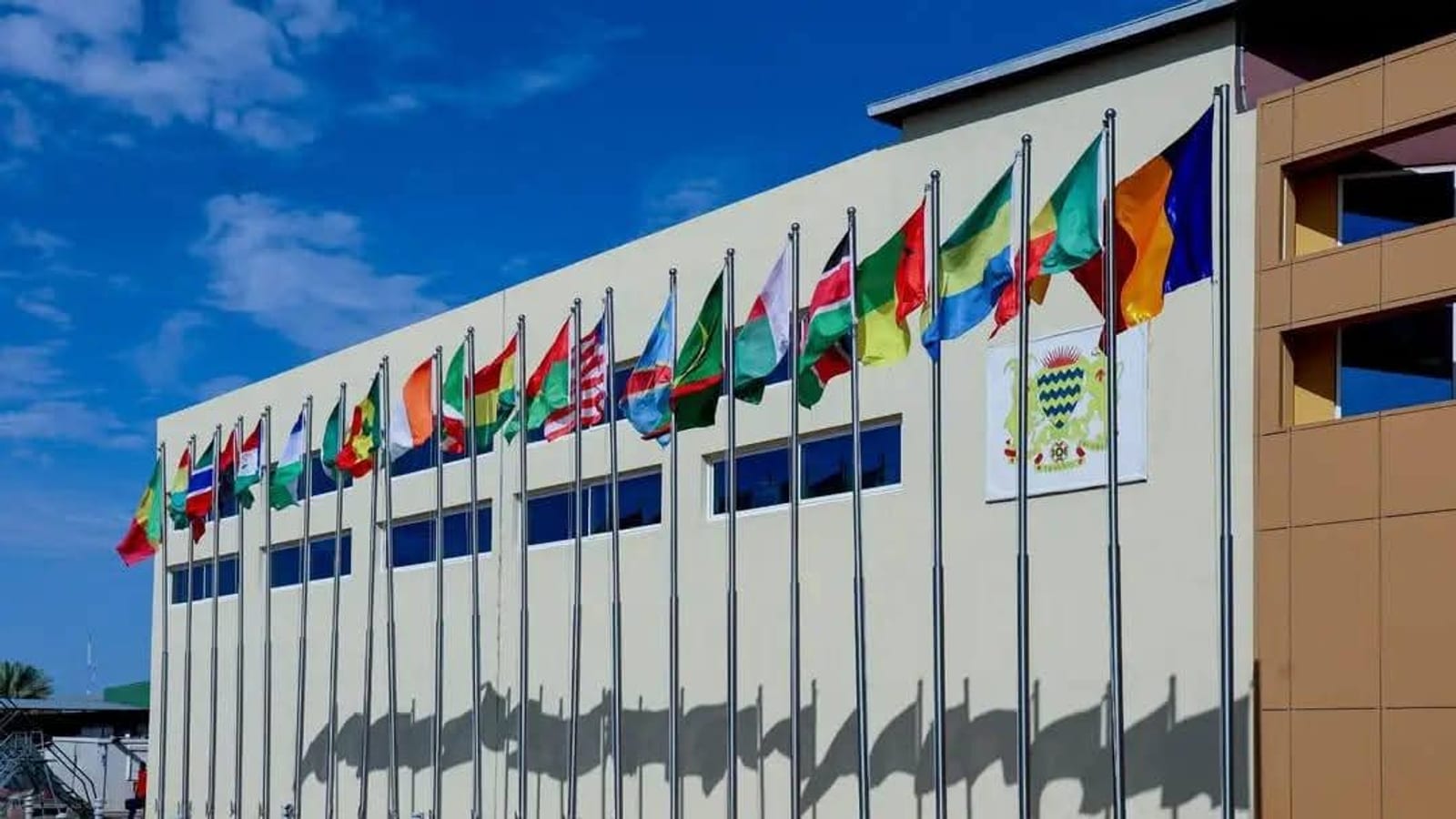 Salle de conférence avec délégations internationales lors d'un forum sur l'eau en Afrique