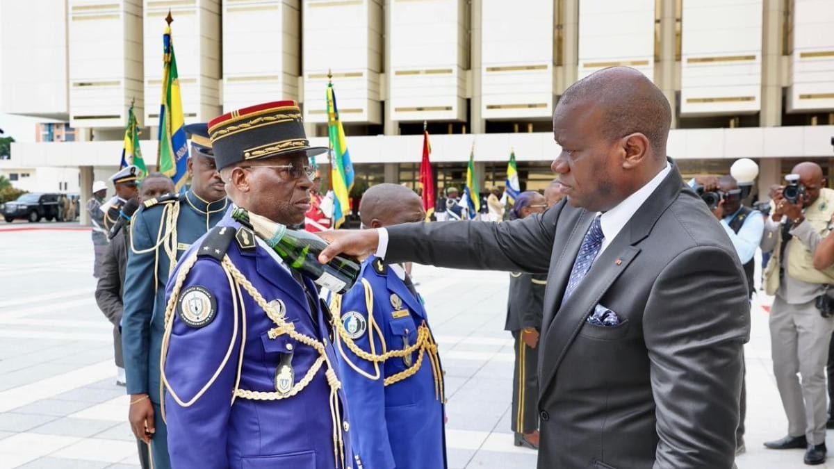 Officiers gabonais en uniforme lors d'une cérémonie militaire officielle
