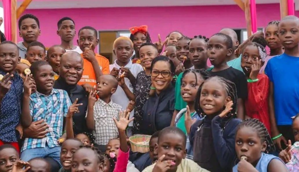 Groupe d'enfants participant à des jeux en plein air lors d'un camp de vacances