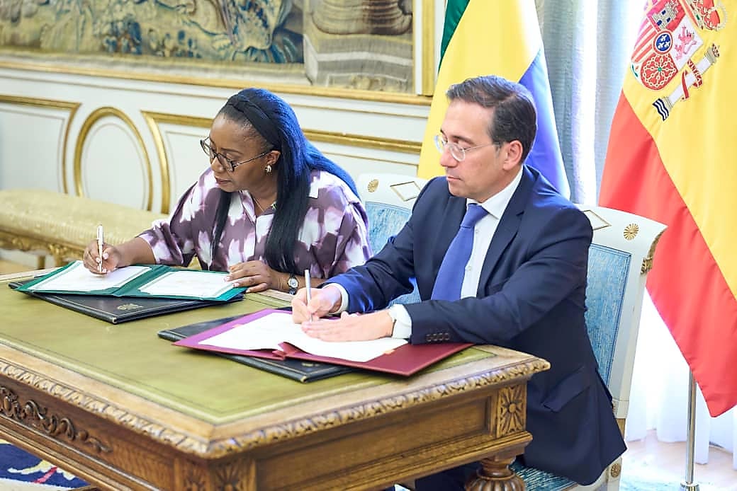 Cérémonie de signature diplomatique entre représentants du Gabon et de l'Espagne