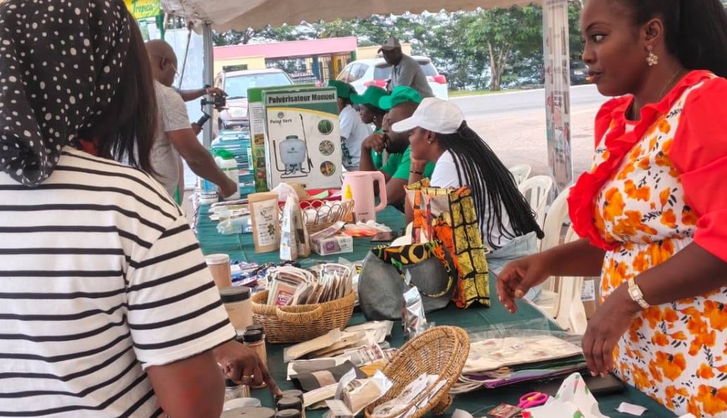 Étals de produits agricoles lors d'une exposition-vente en plein air au Gabon