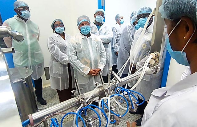Bâtiment industriel de l'usine La Santé Pharmaceutique dans la zone de Nkok