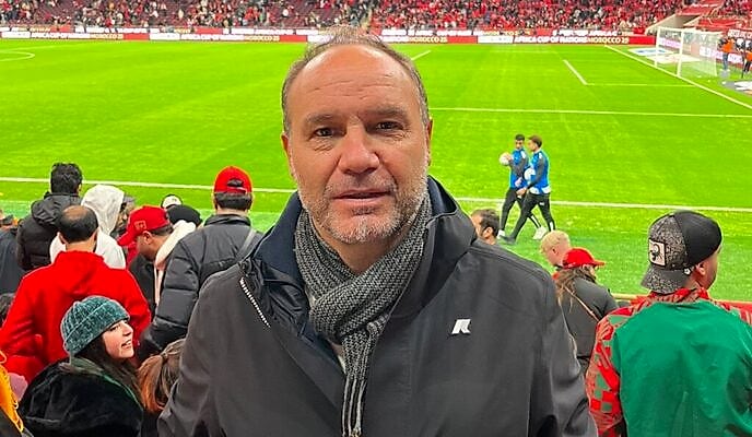 Maillot vert jaune bleu du Gabon sur un ballon de football dans un stade