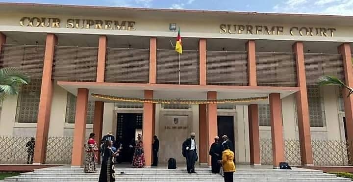 Bâtiment d'un tribunal avec un drapeau camerounais visible