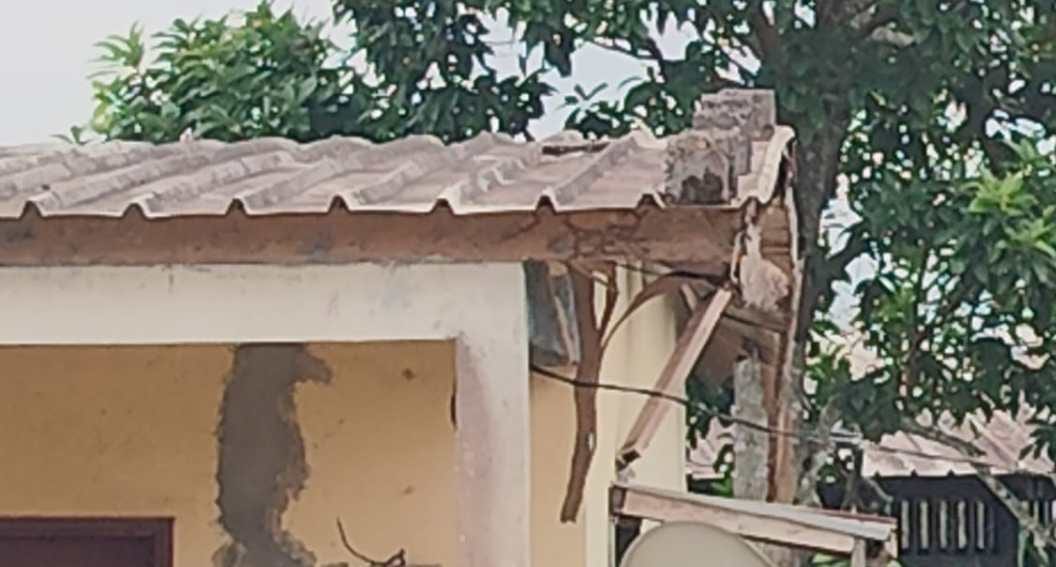 Entrée d'un lycée en zone rurale au Gabon, avec bâtiment scolaire visible.