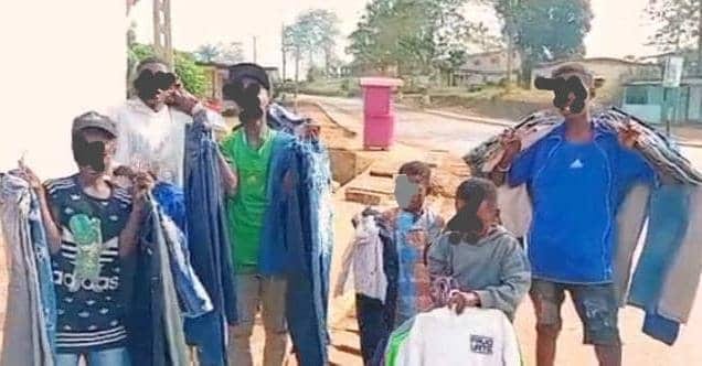 Adolescent vendant des vêtements de friperie dans une rue de Tchibanga au Gabon
