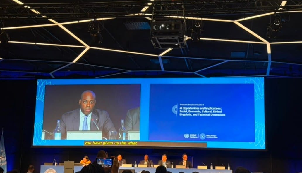 Salle de conférence internationale accueillant des délégations gouvernementales