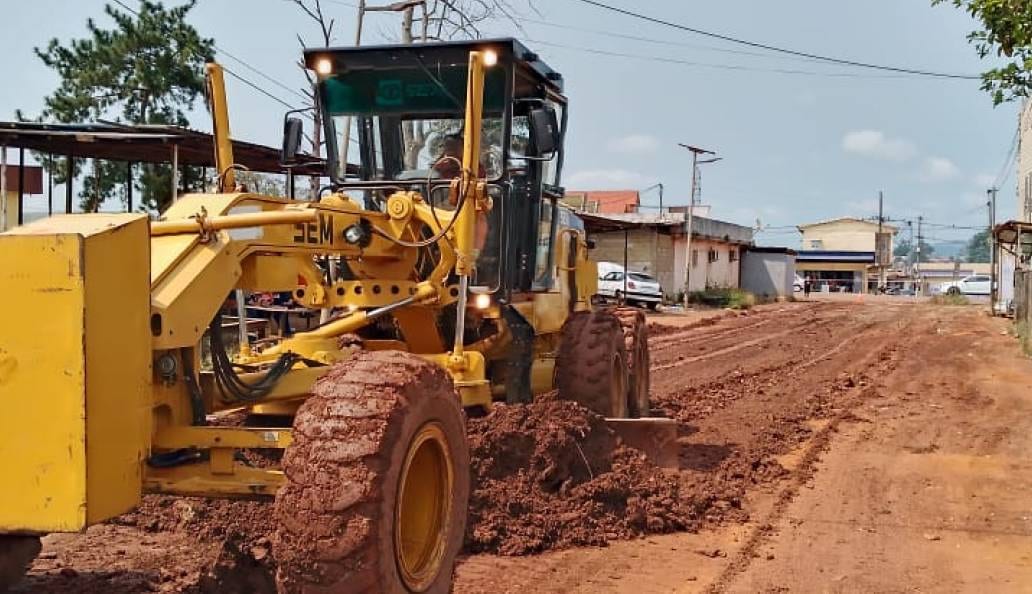 Route en terre en cours de réhabilitation dans un quartier de Moanda, au Gabon