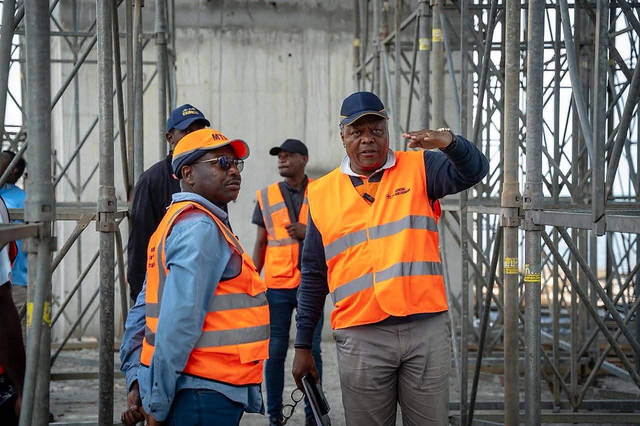 Chantier du monument Georges Damas Aléka à Libreville en cours de construction