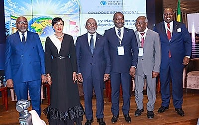Port gabonais avec conteneurs prêts à l'exportation