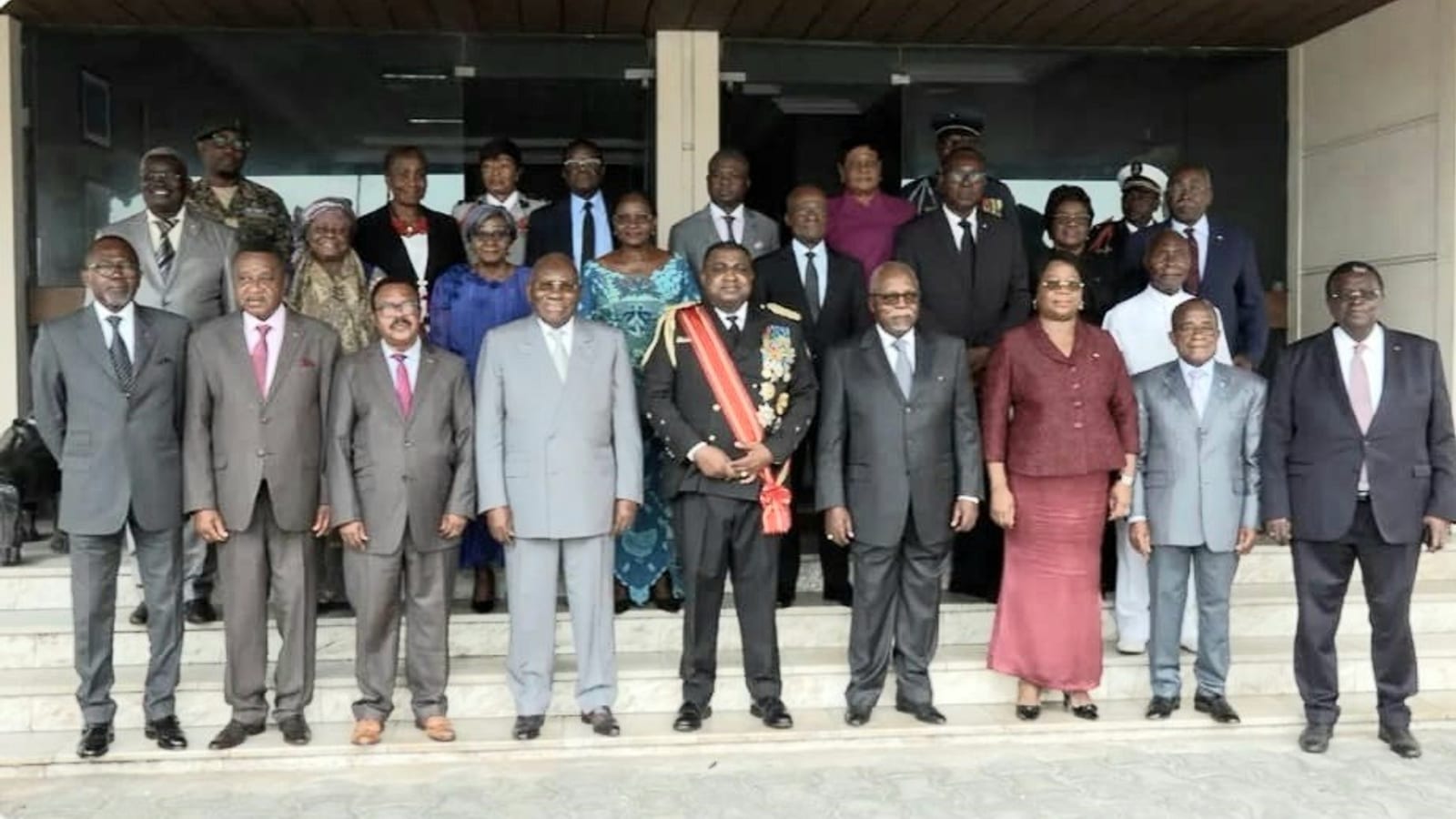 Médaille et ruban d'un ordre national gabonais lors d'une cérémonie officielle