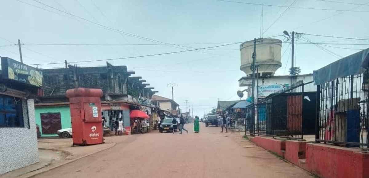 Rue commerçante animée dans la ville de Bitam au nord du Gabon