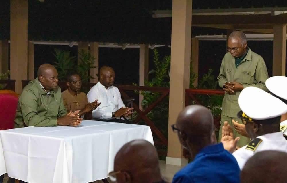 Rue animée d'une localité du nord du Gabon avec des habitants