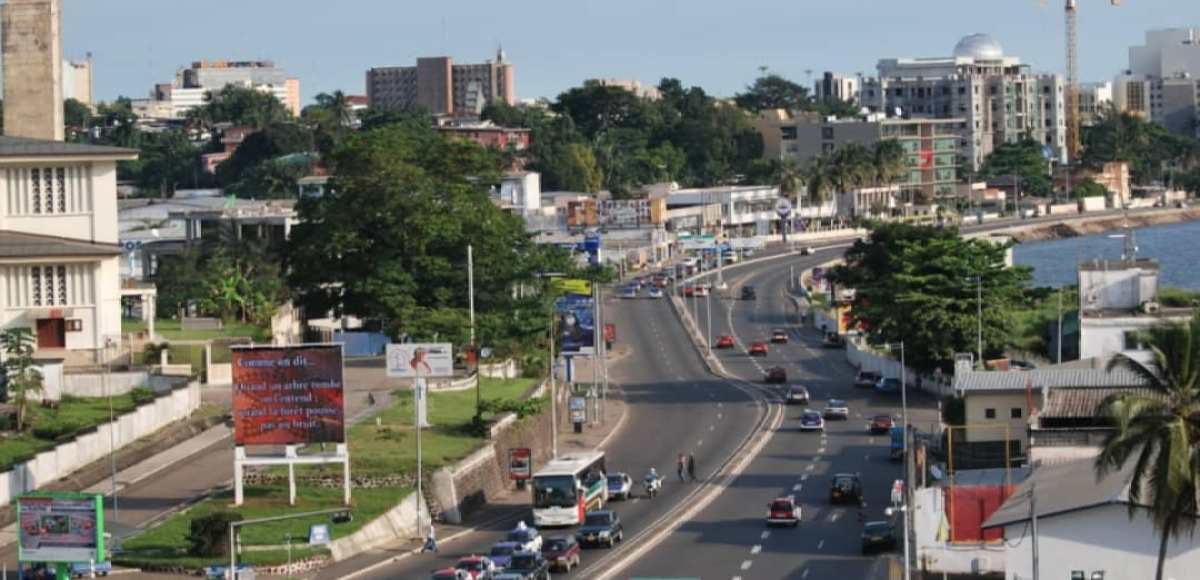 Chantier de construction avec grues dans une ville gabonaise