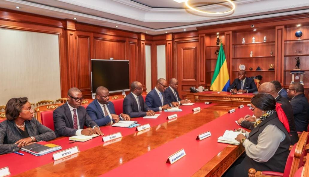 Réunion officielle présidée par le Président de la République avec des responsables administratifs