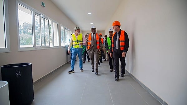 Le ministre de l'Enseignement supérieur visite le chantier universitaire du Cap Estérias à Akanda