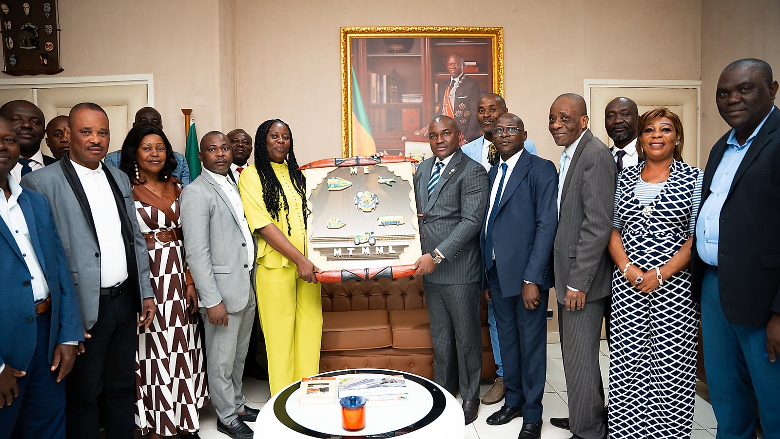 Ministre gabonais des Transports lors d'une cérémonie officielle de signature