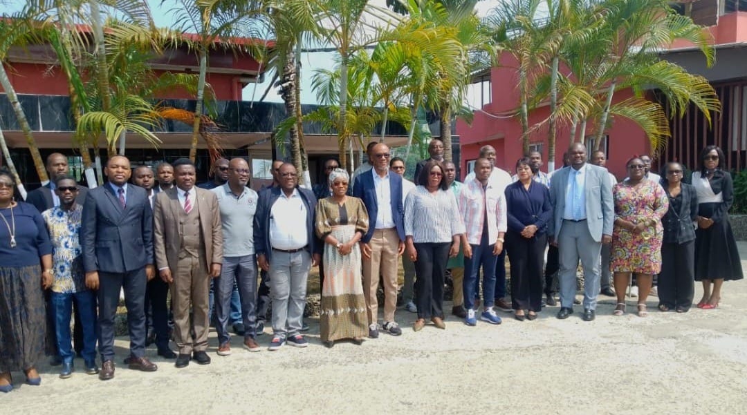 Participants assis dans une salle de formation face à un écran présentant un schéma de processus administratif