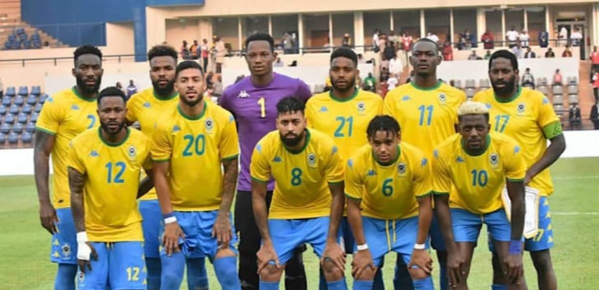 Maillot vert, jaune et bleu de l'équipe nationale de football du Gabon, les Panthères
