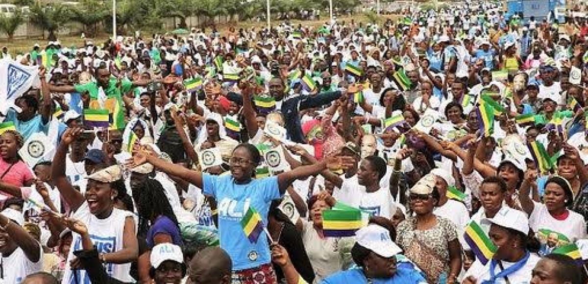 Vue aérienne de la ville de Libreville avec ses quartiers denses en bord d'océan