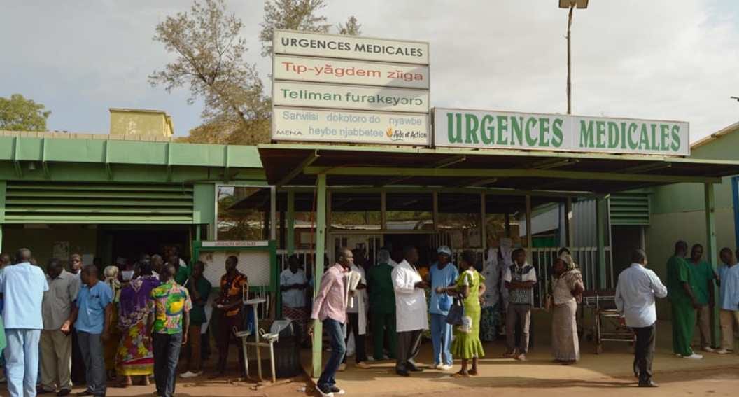 Panneau et entrée d'un service d'urgences dans un hôpital
