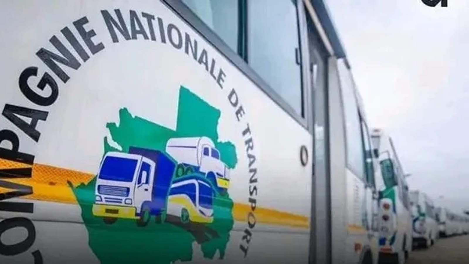 Bus de la Compagnie nationale de transport stationné à Libreville
