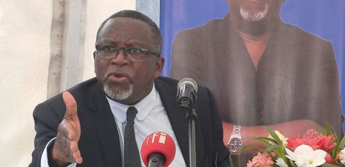 Drapeau gabonais devant un monument parisien, illustration d'une visite diplomatique en France