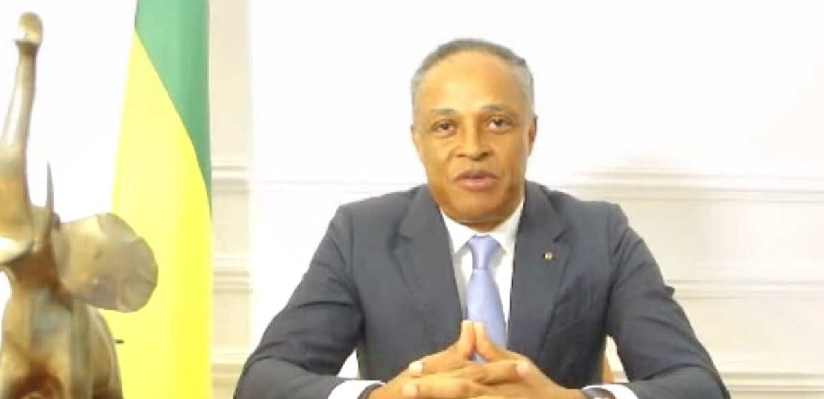 Usagers patientant à l'accueil d'un centre de santé au Gabon