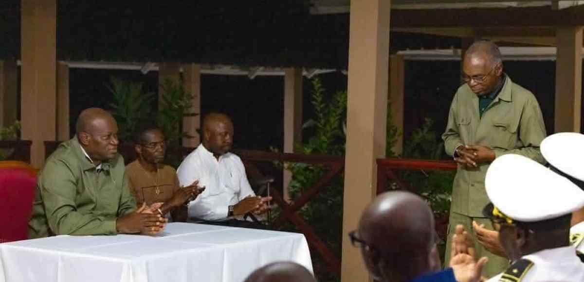 Rue animée d'une ville du nord du Gabon lors d'une visite officielle