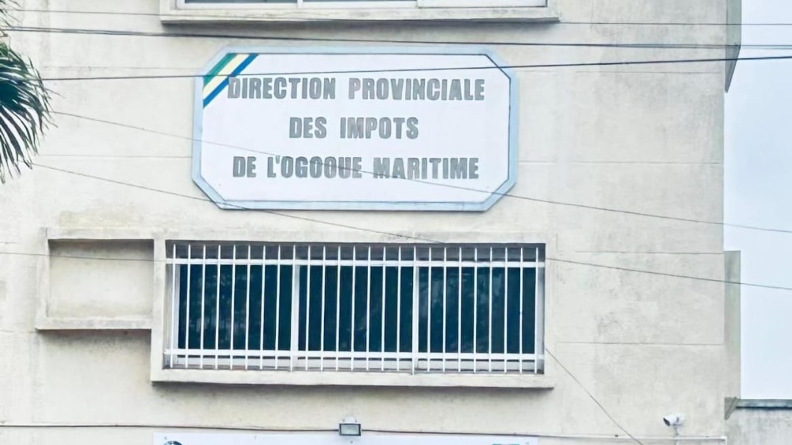 Agents de l'administration fiscale échangeant avec un commerçant devant sa boutique à Port-Gentil