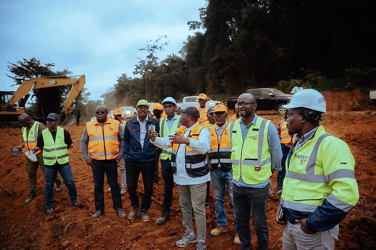 Ministre gabonais en visite sur un chantier de construction de route en zone rurale