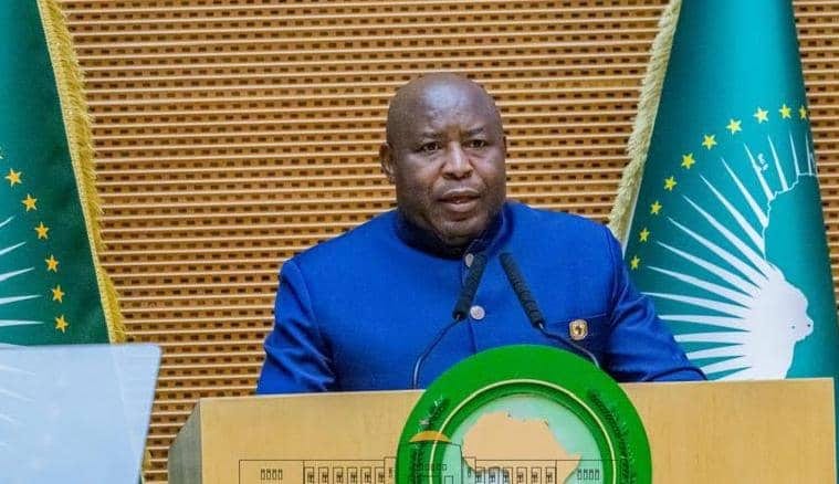 Salle de conférence avec drapeaux de pays africains lors d'un sommet de l'Union africaine