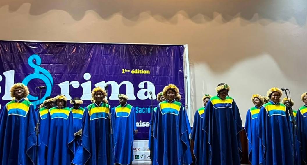 Membres d'une chorale gospel chantant devant un jury lors d'un concours.