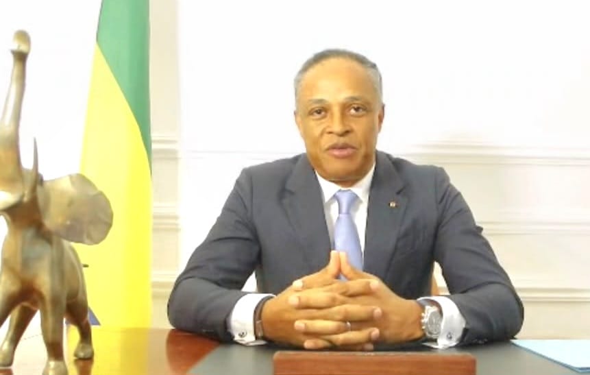 Usagers devant un établissement de santé au Gabon
