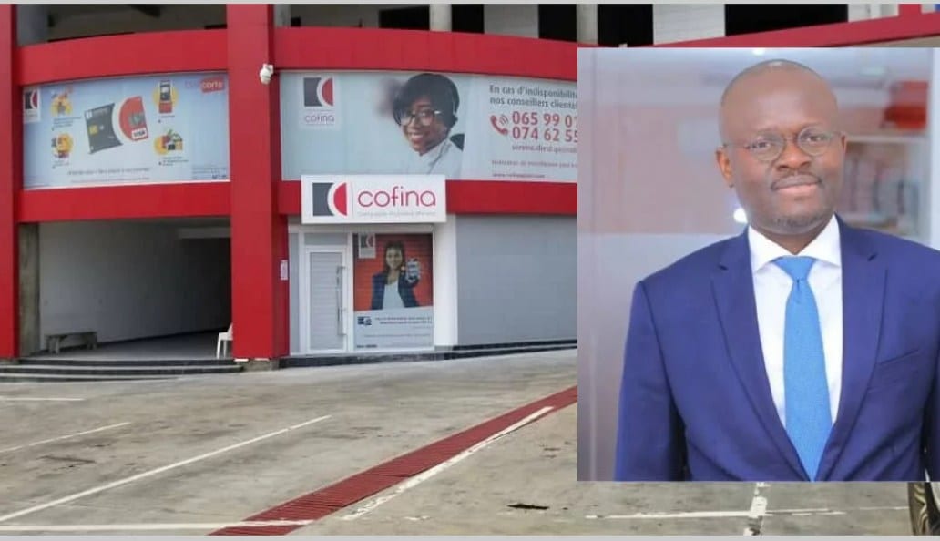 Agence de microfinance avec clients à l'accueil
