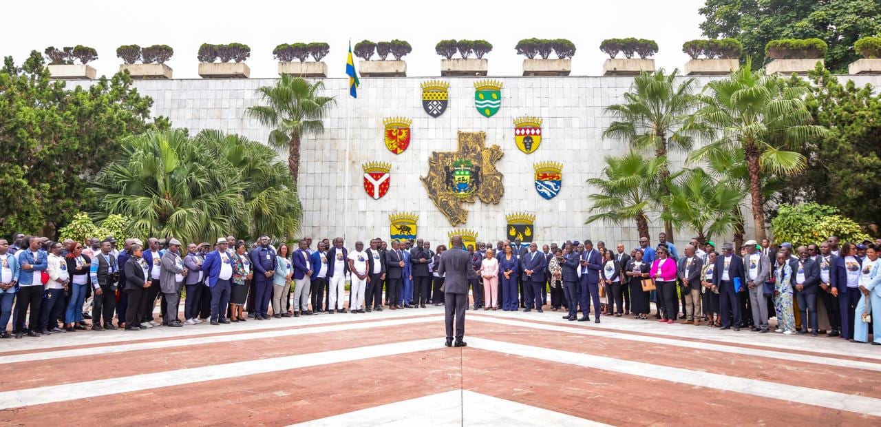 Délégation de représentants provinciaux devant le Palais présidentiel gabonais