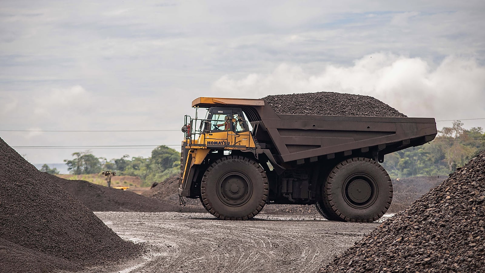 Port gabonais avec cargaisons de bois et de minerai en attente d'exportation