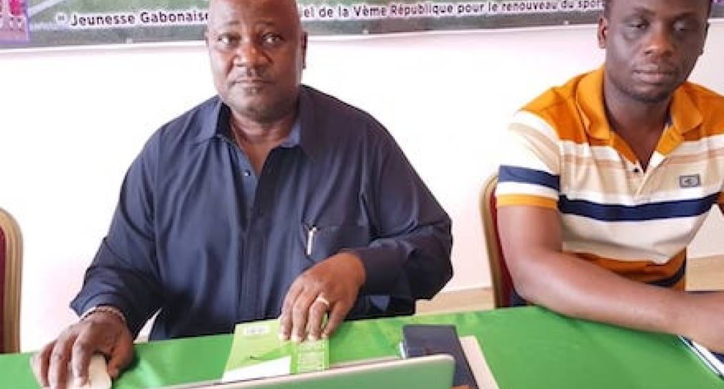 Tribunes pleines de supporters gabonais lors d'un match de la Coupe Oloupi