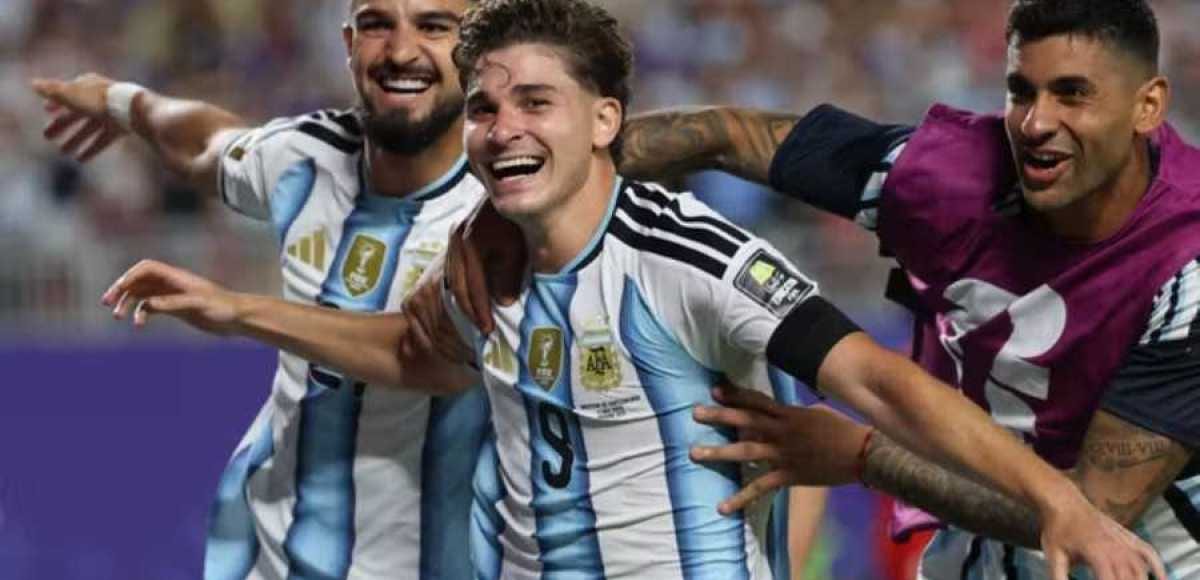 Ballon de football devant un stade de nuit, symbolisant une demi-finale de Coupe du monde