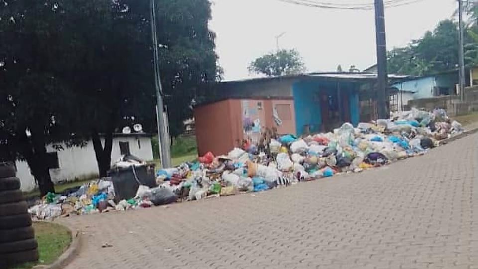Rue du Grand-Libreville avec caniveaux et devantures à nettoyer