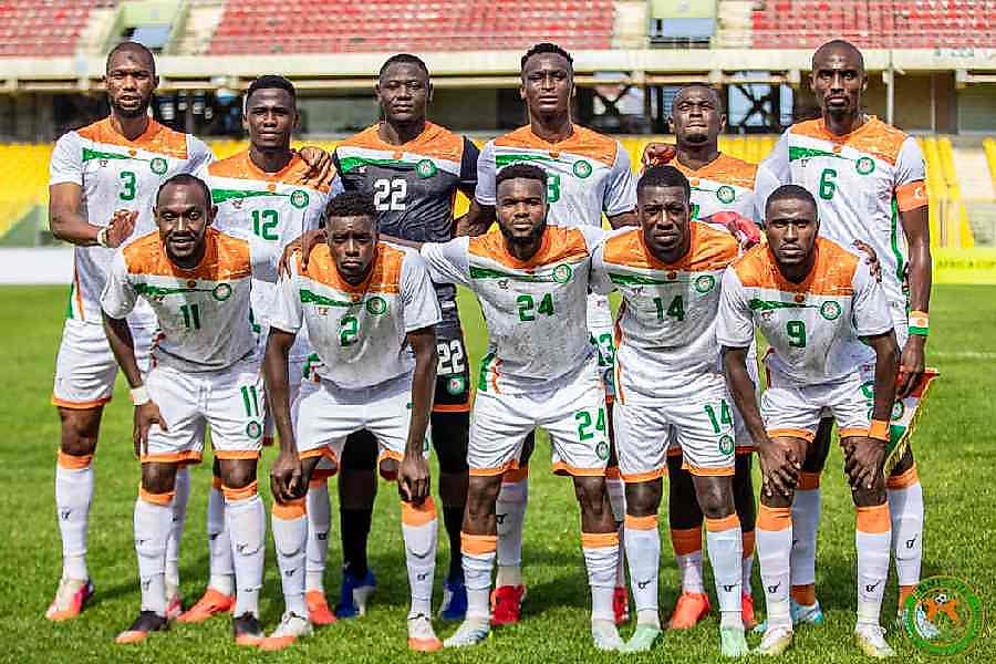 Joueurs de l'équipe du Gabon sur la pelouse lors d'un match officiel