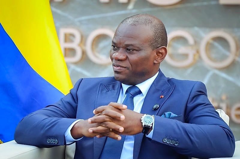 Salle du Conseil des ministres au Gabon, table ovale et drapeau national.